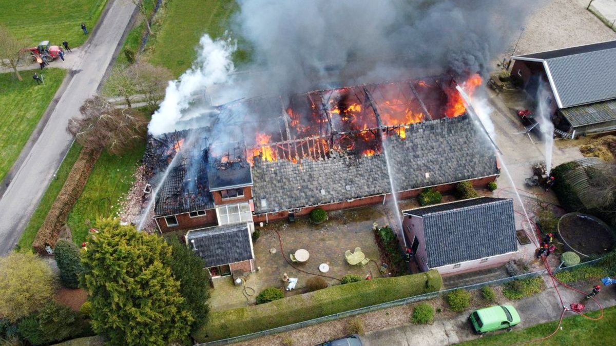 Woonboerderij door brand verwoest in Oldekerk
