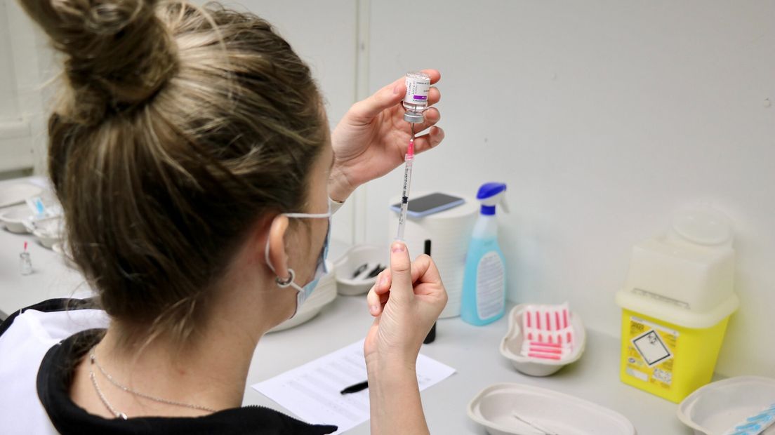 Het vaccin wordt in een spuit gebracht