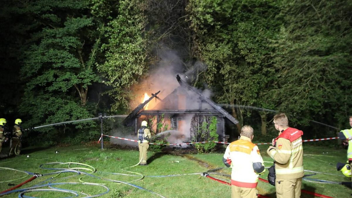 Brand legt bungalow op camping in de as