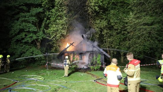 Brand legt bungalow op camping in de as