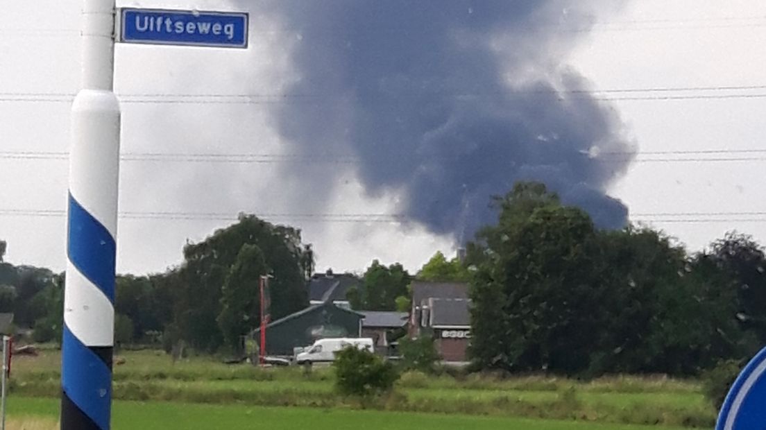 Bij een brand in ijzergieterij Lovink in Terborg zijn dinsdagmiddag twee gewonden gevallen. Een van hen is met brandwonden aan armen en been naar het ziekenhuis gebracht. Donkere rookwolken waren een tijd lang vanaf grote afstand te zien. Om 18.35 is het sein brand meester gegeven.
