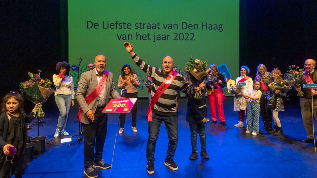 De gangmakers van de Guido Gezellestraat in Spoorwijk samen met wethouder Kavita Parbhudayal