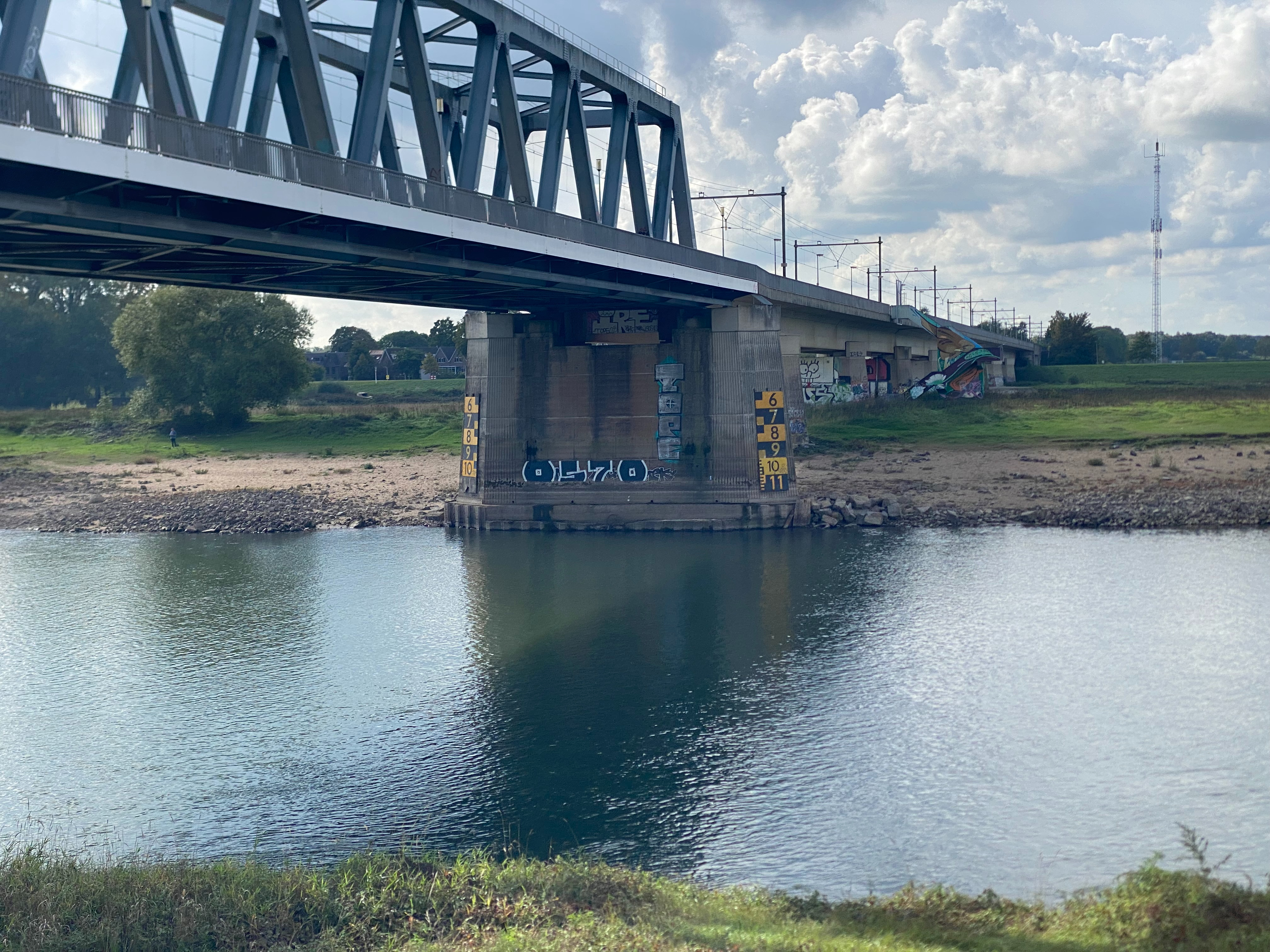 Laag water in de IJssel bij de Deventer spoorbrug