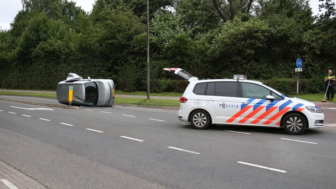 Auto belandt op kant