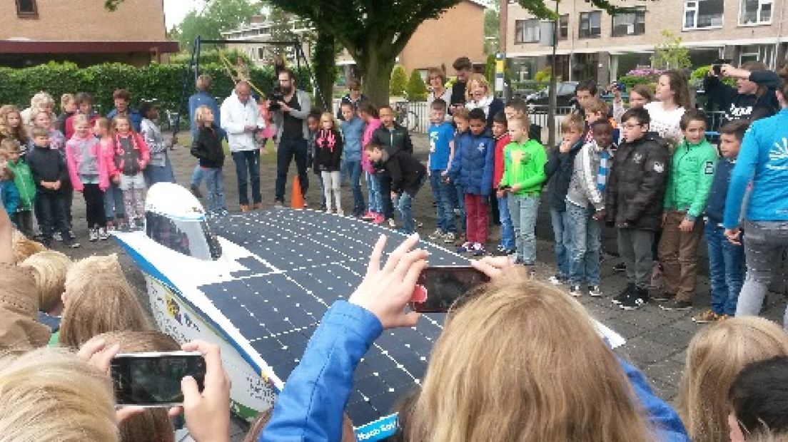 Leerlinge uit groep 8 krijgt rijles, in een solarauto