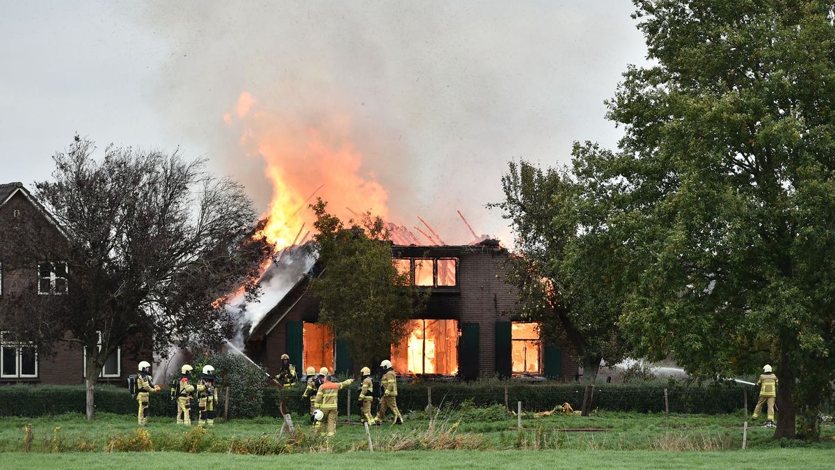 Deventer brandweer schiet te hulp bij grote brand in boerderij Terwolde
