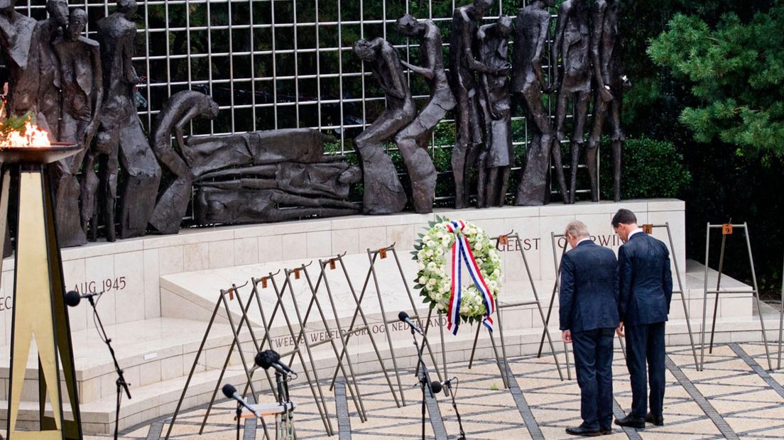 Premier Rutte legt een krans bij het Indisch Monument in Den Haag (2017)