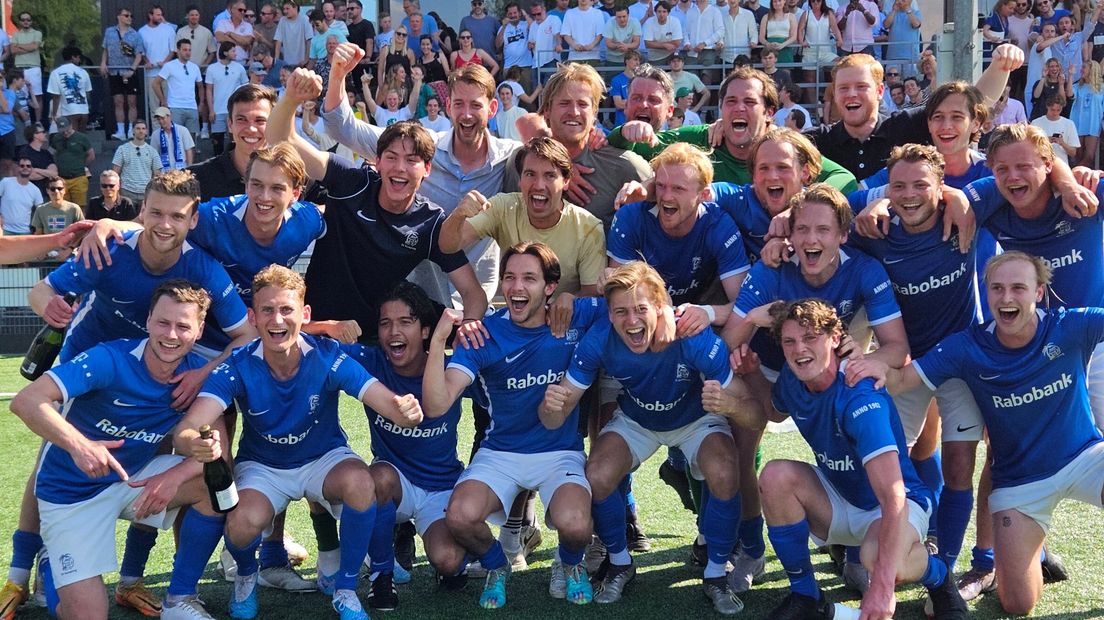 Feest bij de voetballers van Kampong