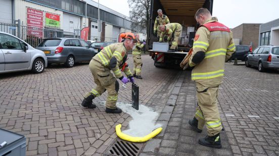Accuzuur lekt bijna rioolput in, brandweer opgeroepen