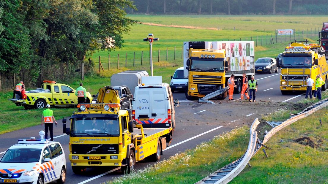Vrachtwagen dwars voor vangrail A1
