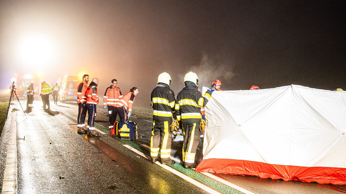N351 bij Makkinga dicht na ernstig ongeluk in dichte mist