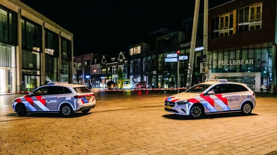 Persoon gewond bij steekincident in centrum Enschede, politie doet onderzoek Home