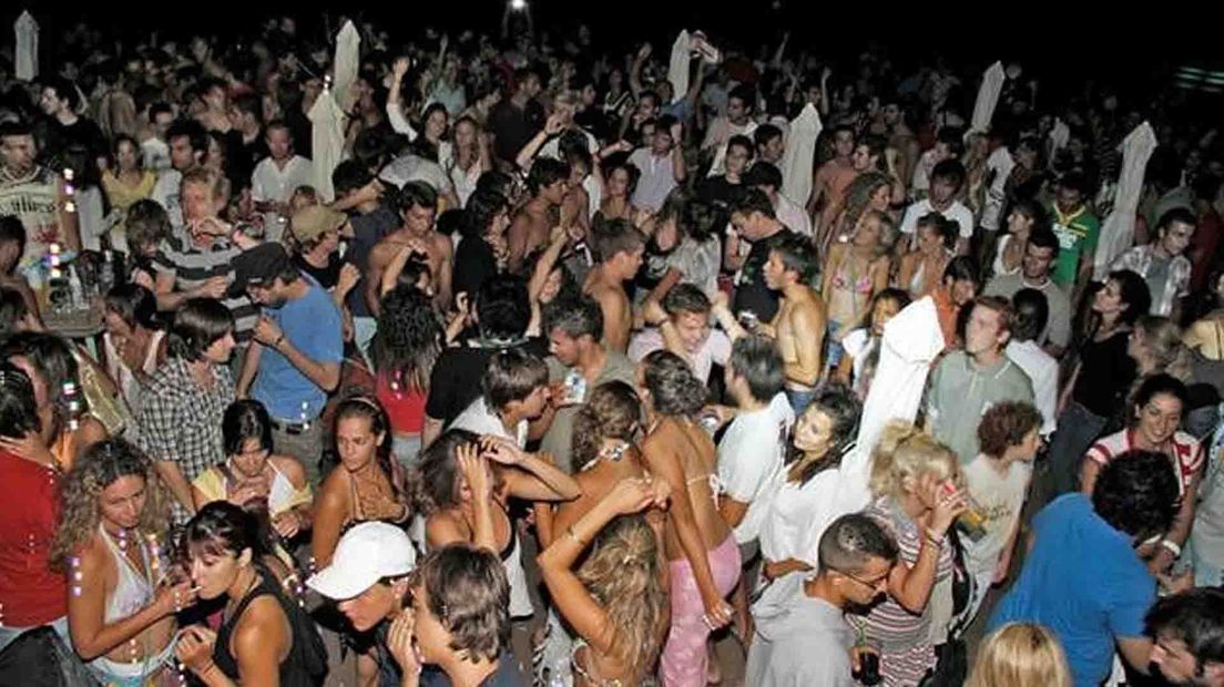 Feestende mensen, niet die van afgelopen zaterdag