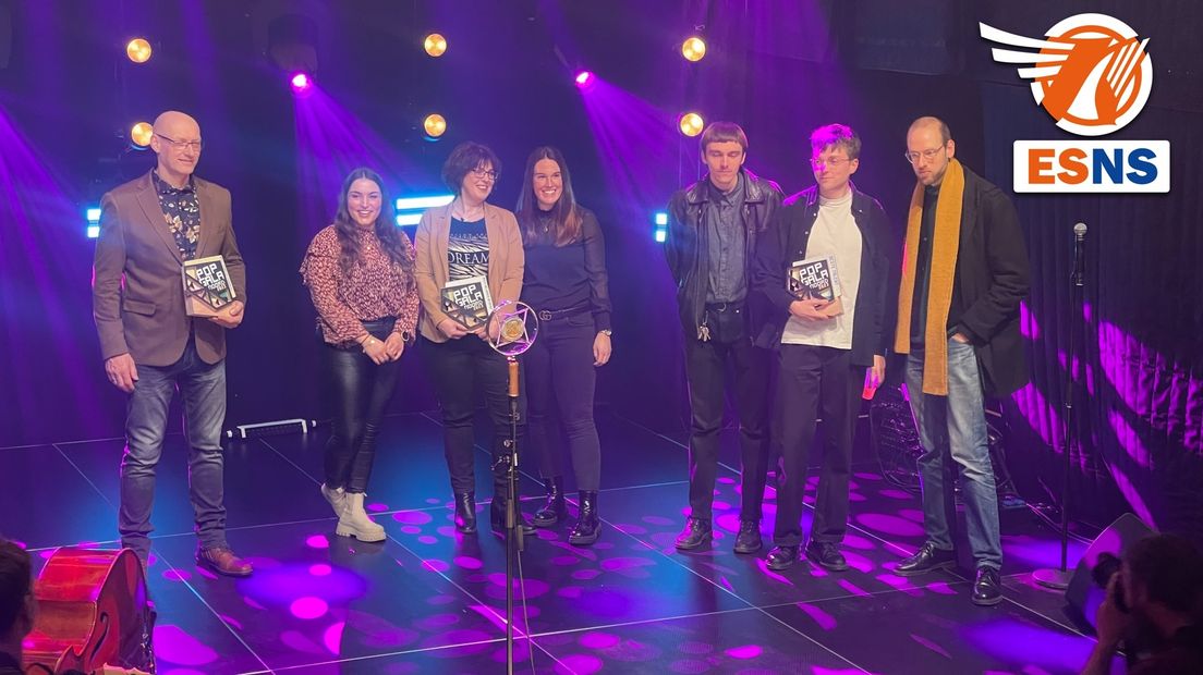 De prijswinnaars van Popgala Noord, met rechts de band Schau Schau