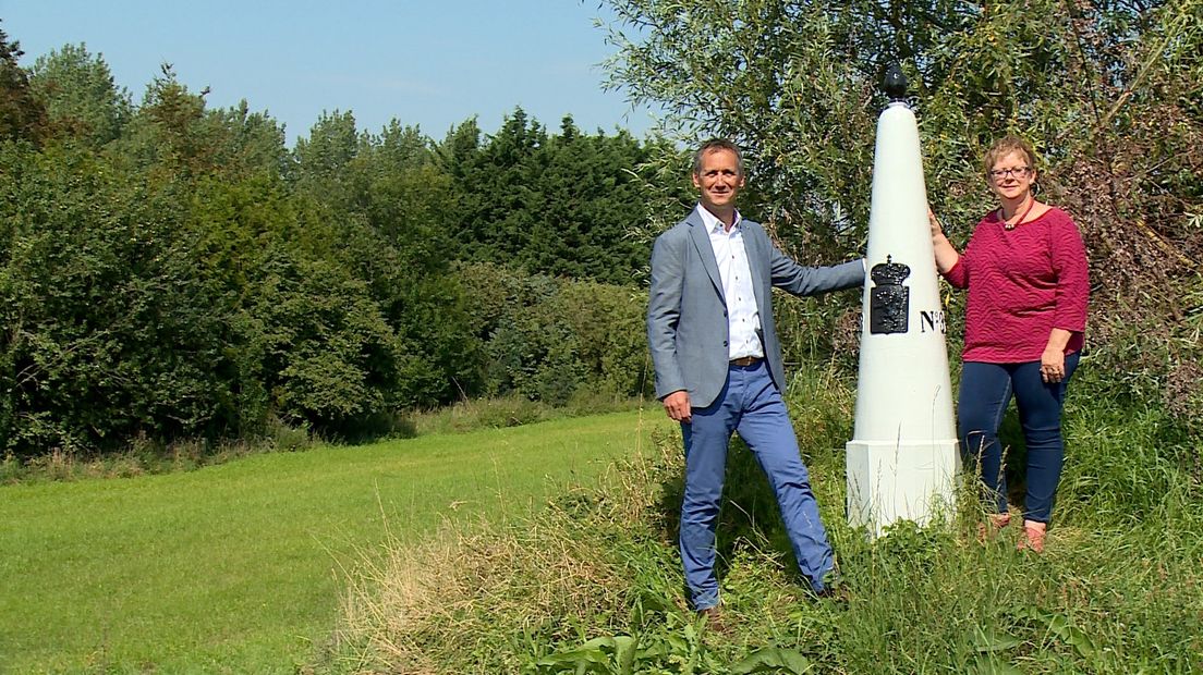 Vlaming Wim van Rompuy en de Zeeuws-Vlaamse Joke Naughton ieder aan hun kant van de grens