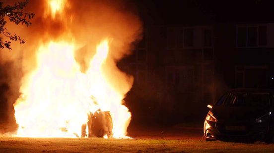 Auto gaat volledig in vlammen op in Assen
