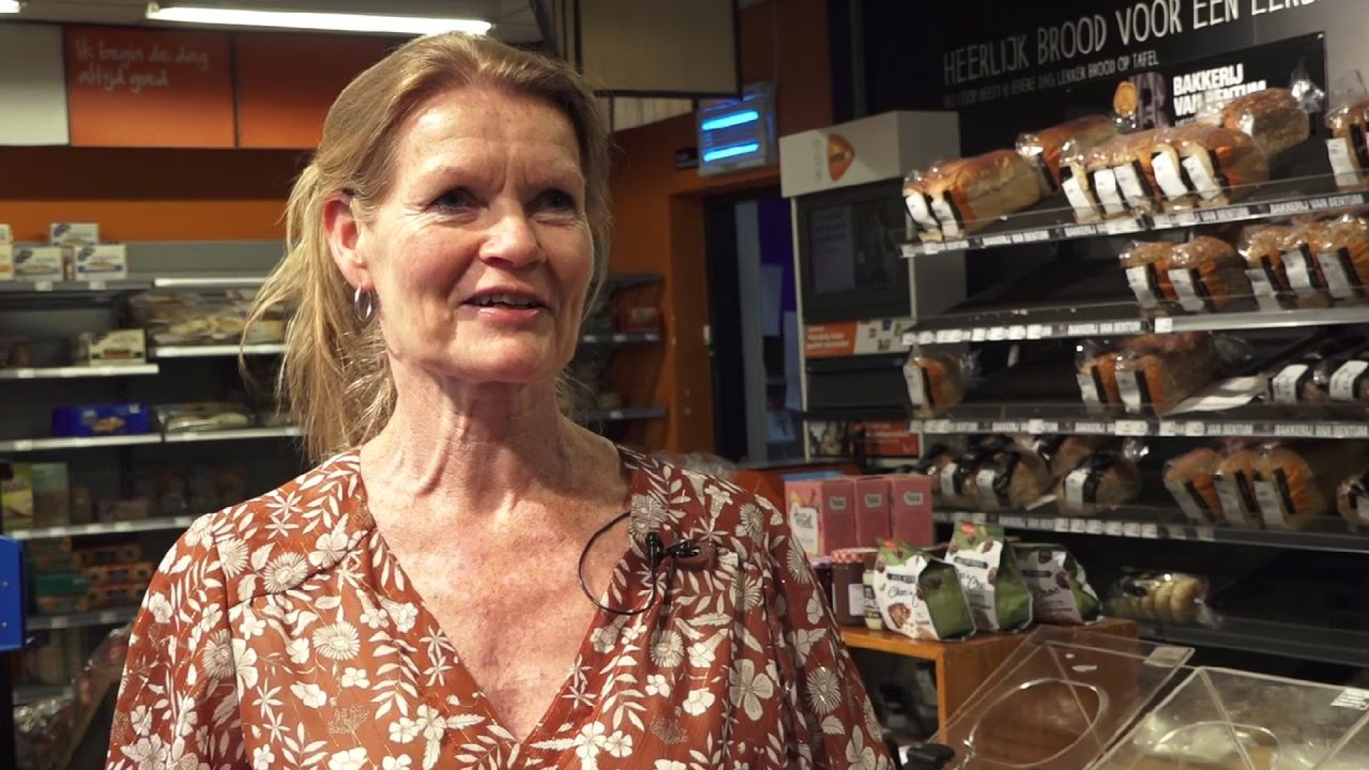 Thera verlaat buurtsupermarkt emotioneel en trots