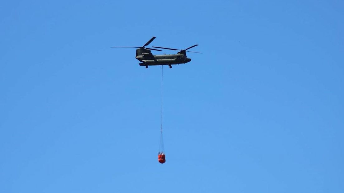 Chinook loost 10.000 liter water per keer op afvalbrand