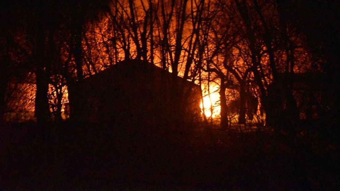 Een caravanbewoner in Angeren werd vrijdag op zaterdagnacht wakker in een  vuurzee