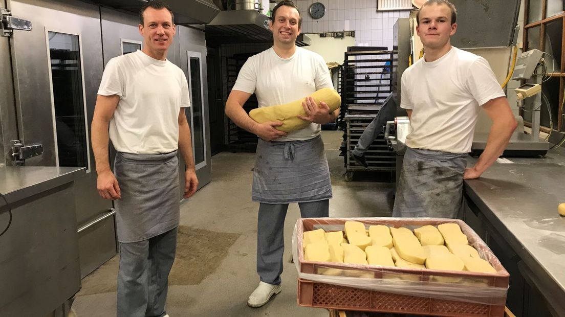 Eigenaar Erwin van den Heuvel (links) met twee medewerkers.