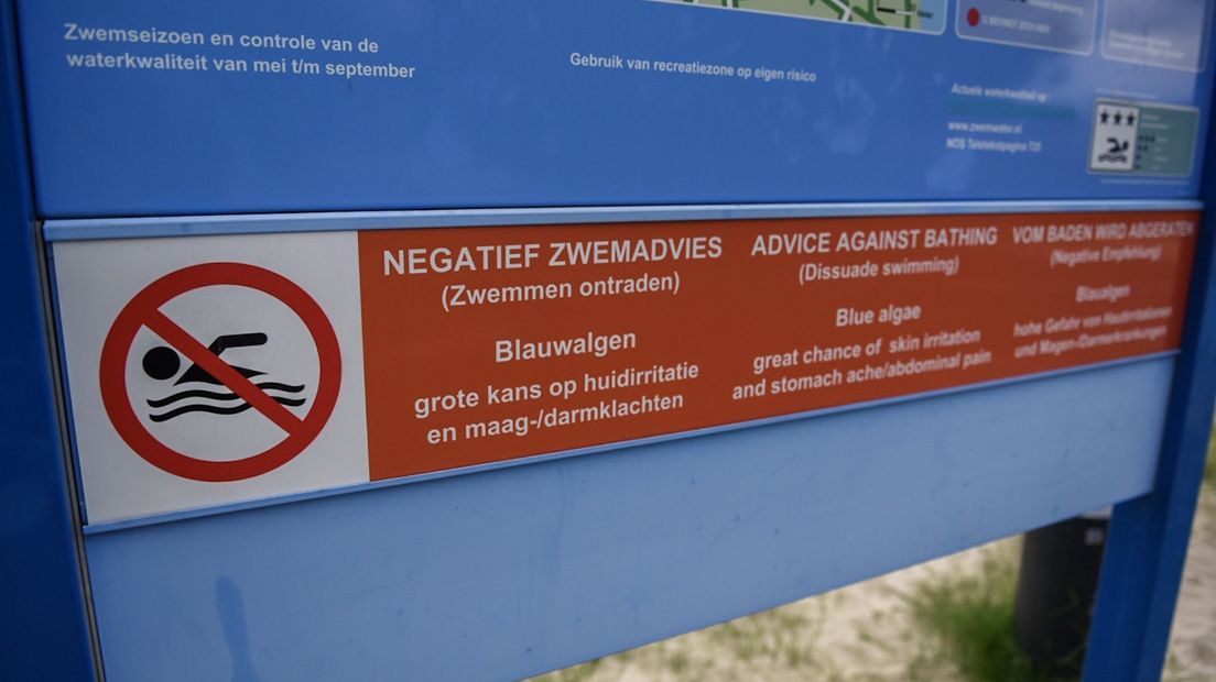 Een waarschuwingsbord bij een zwemplas (archief)