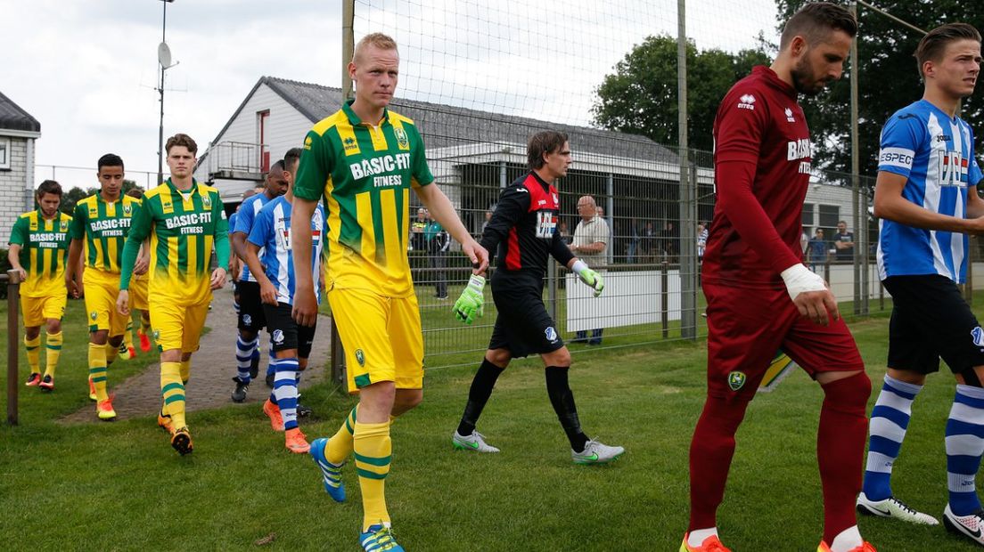 Tom Beugelsdijk tijdens de opkomst voor ADO - FC Eindhoven.