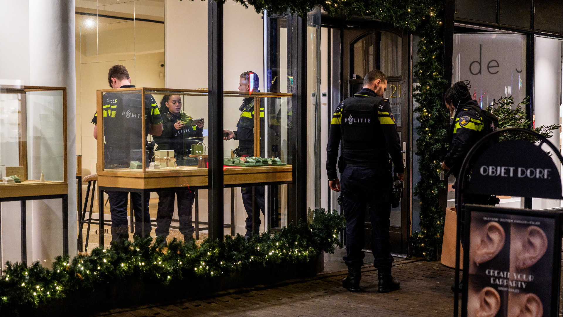 In de juwelierszaak spreken agenten met het personeel van de winkel.
