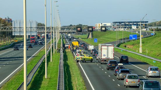 Kettingbotsing op A1 | Vrouw raakt bekneld in machine. Kettingbotsing op A1 | Vrouw raakt bekneld in machine.