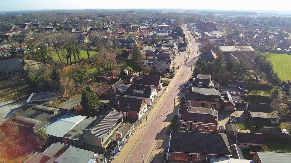 Het centrum van Gieten met linksonder de voormalige garage Vlieghuis (Rechten: Van Oost Media)