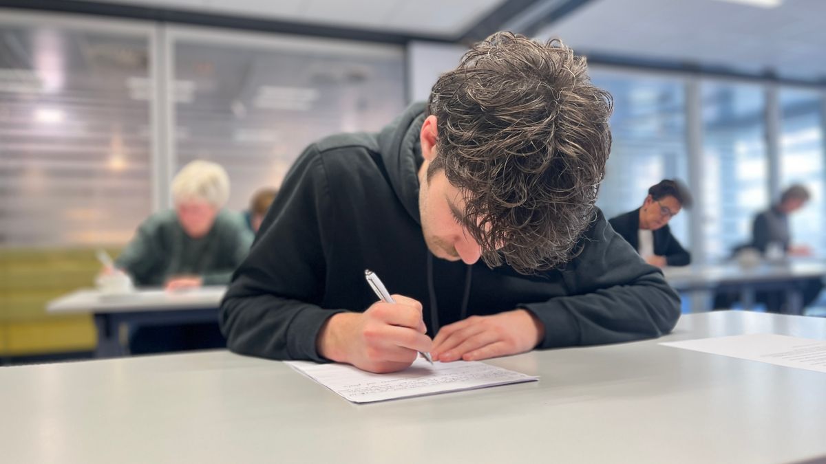 Geen Zeeuw, maar Belg wint Groot Dictee in de Zeeuwse Bibliotheek