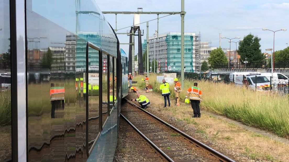 Onderzoek bij de ontspoorde trein op de wissel