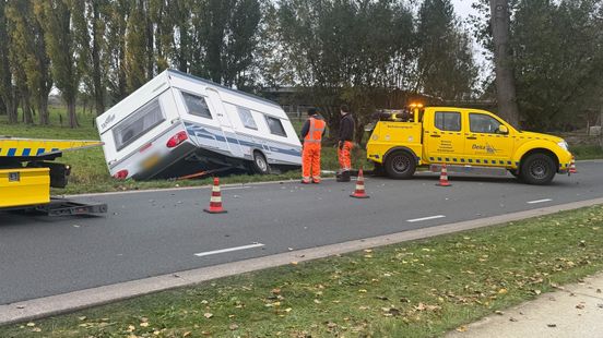 Caravan schiet los en belandt in de sloot