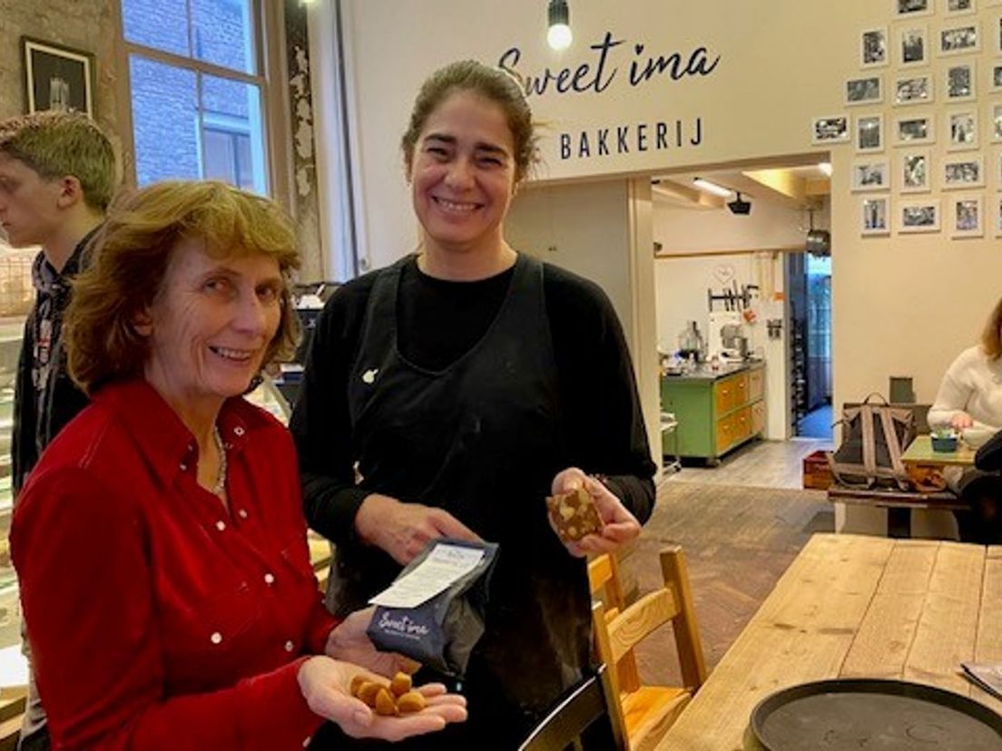 Jet Manrho (l) en Duffy Fishbain (r) met lekkernijen voor Sinterklaas