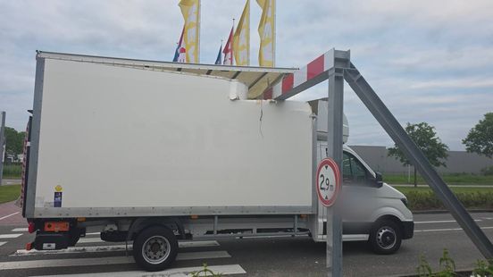 Bakwagen vast bij ingang IKEA Zwolle Home