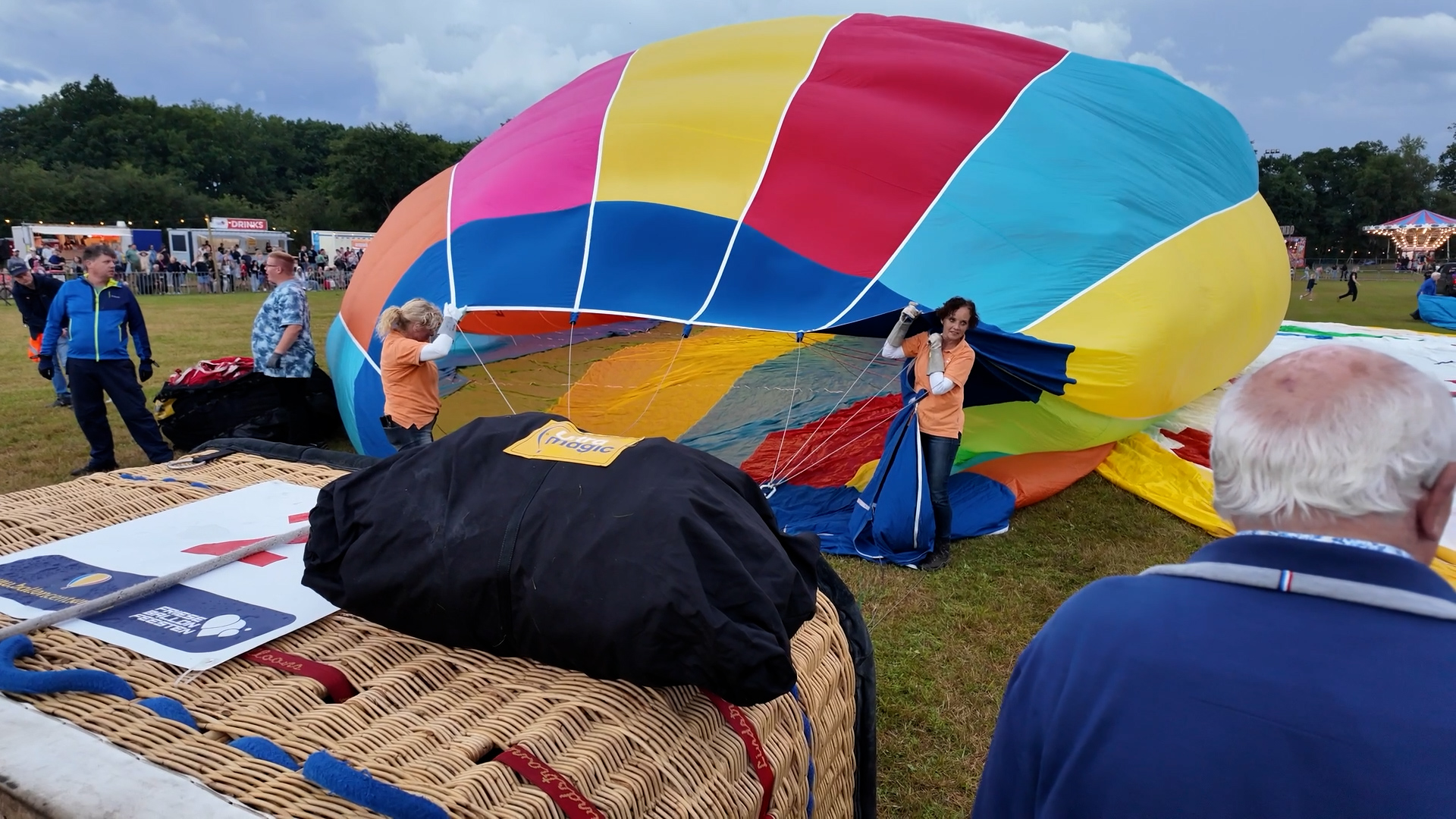 De laatste avond konden de ballonnen na de buien opstijgen