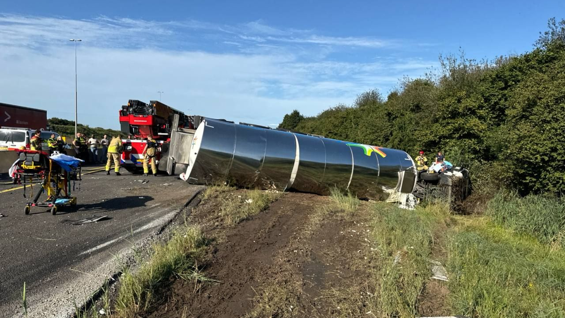 Vrachtwagen op z'n kant, dikke file op A1