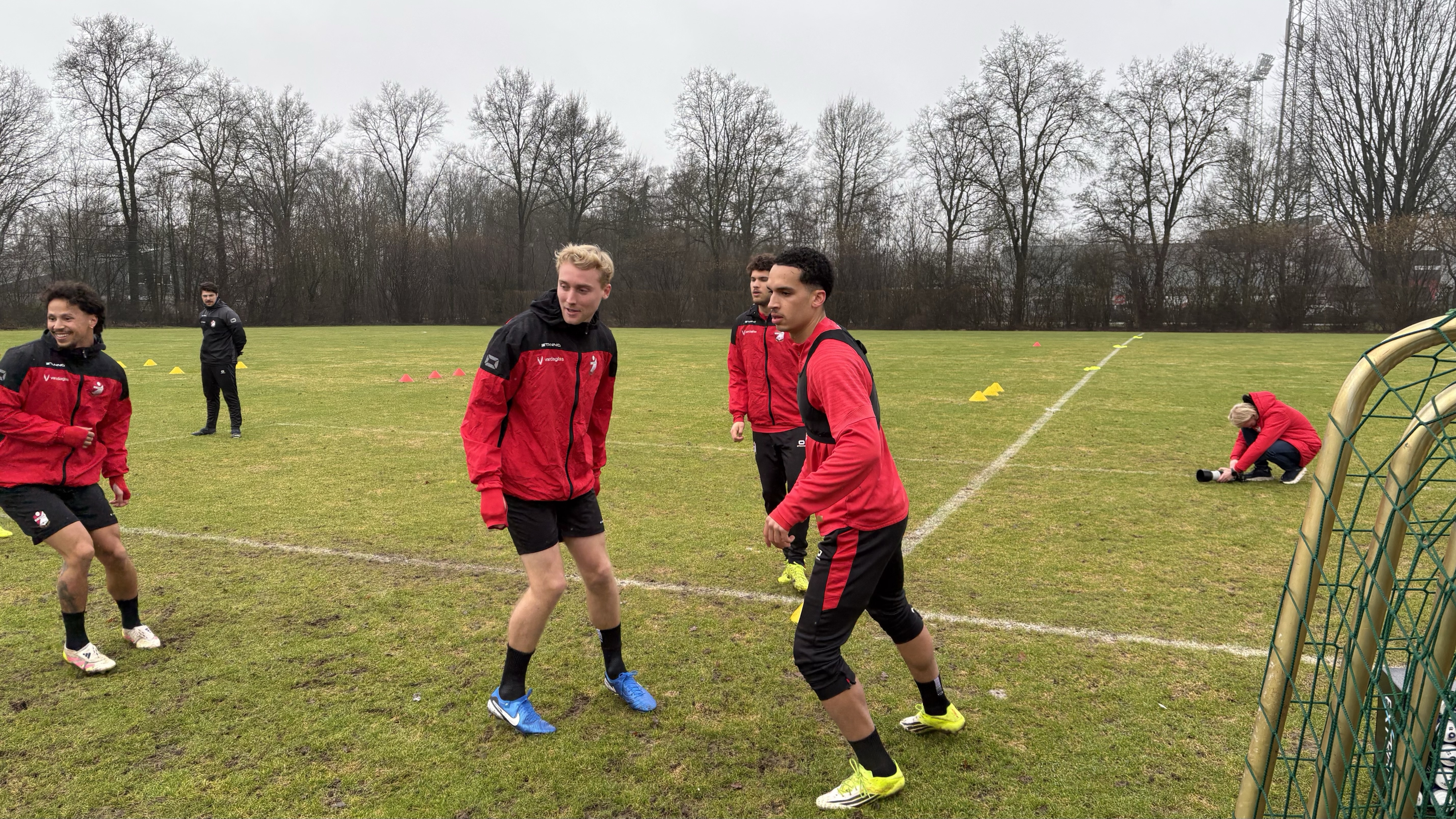 FC Emmen met ervaren Mukeh op de bank naar Dordrecht: 'Gezonde concurrentiestrijd'