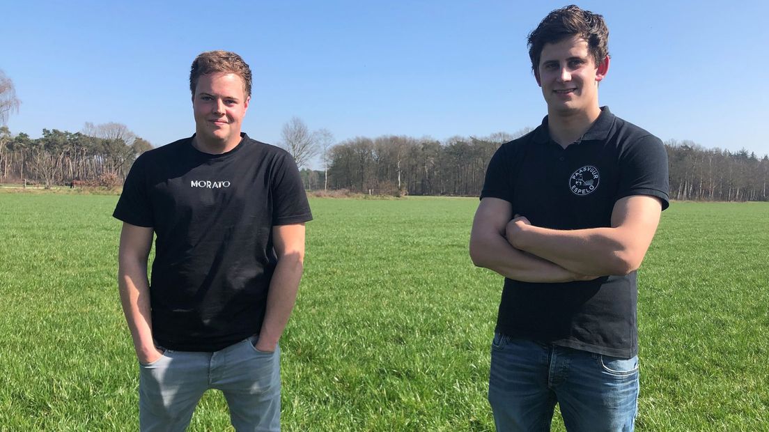 Arjan Veneklaas (l) van paasvuur Dijkerhoek en Marc Oostenenk van paasvuur Espelo