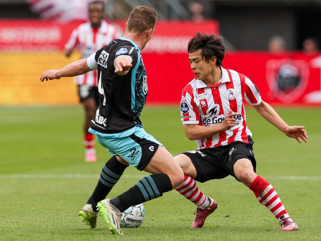 Koki Saito in een dribbel tegen FC Volendam