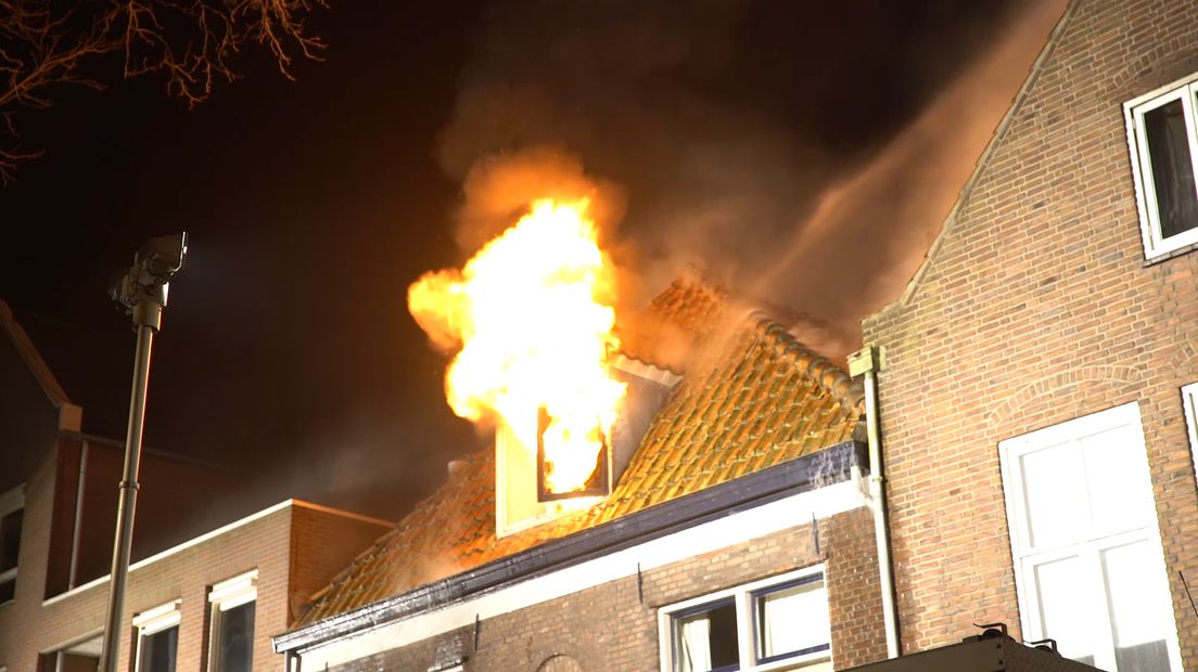 In een huis aan de Graaf Ottosingel in Zutphen heeft afgelopen nacht een grote uitslaande brand gewoed. Er zijn geen gewonden, wel zijn zes bewoners van omliggende panden gecontroleerd door ambulancepersoneel.