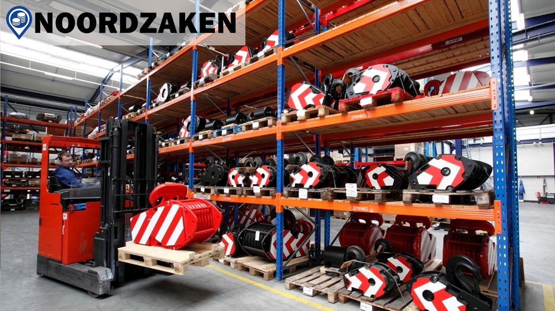 Volle stellages met hijsmateriaal voor kranen