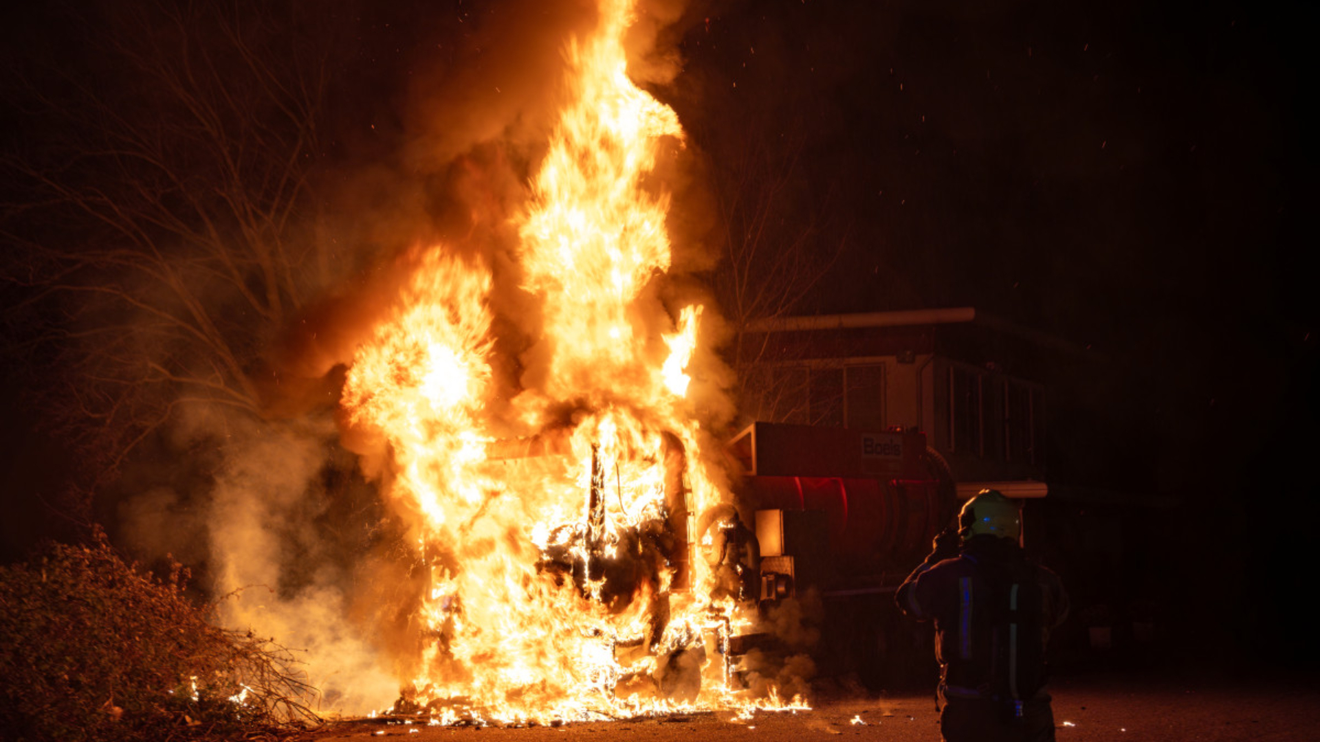 Hoe de brand in de vrachtwagen kon ontstaan, is niet bekend