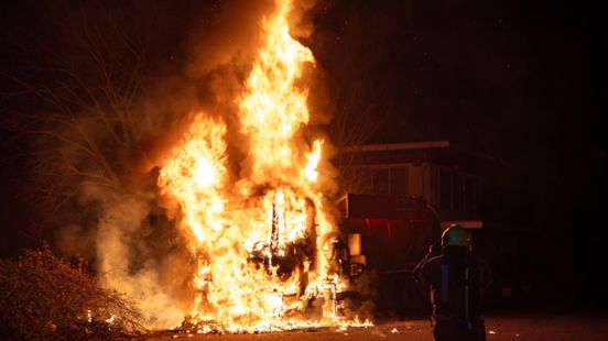 Vrachtwagen in brand, vlammen uit cabine