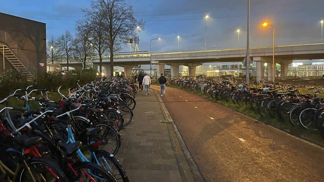 Honderden fietsen aan de Bornhomstraat