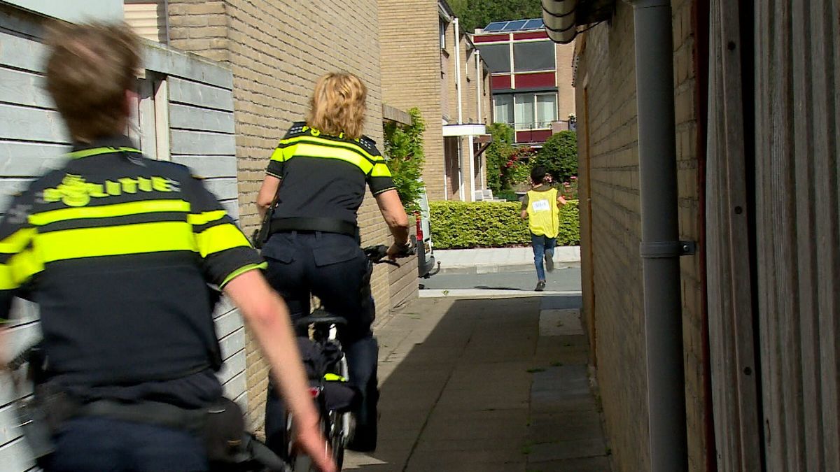 Politie en boefje spelen maar dan met echte agenten: 'Jongeren moeten politie als iets positiefs erv