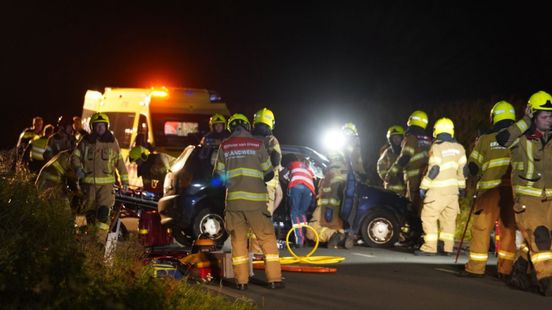 Jongen en meisje van 17 gewond bij frontale botsing.