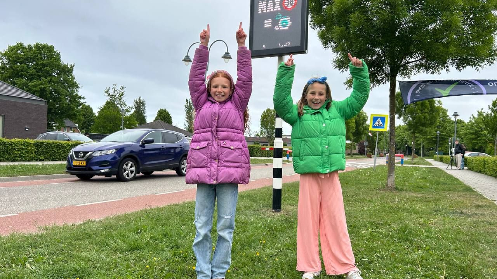 Lize en Demi (9) zijn dolblij met hun 'verkeersveilige' spaarpaal