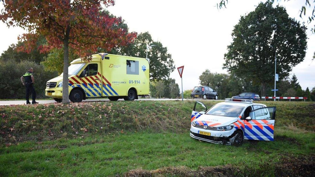 De politieauto die in de berm is beland.