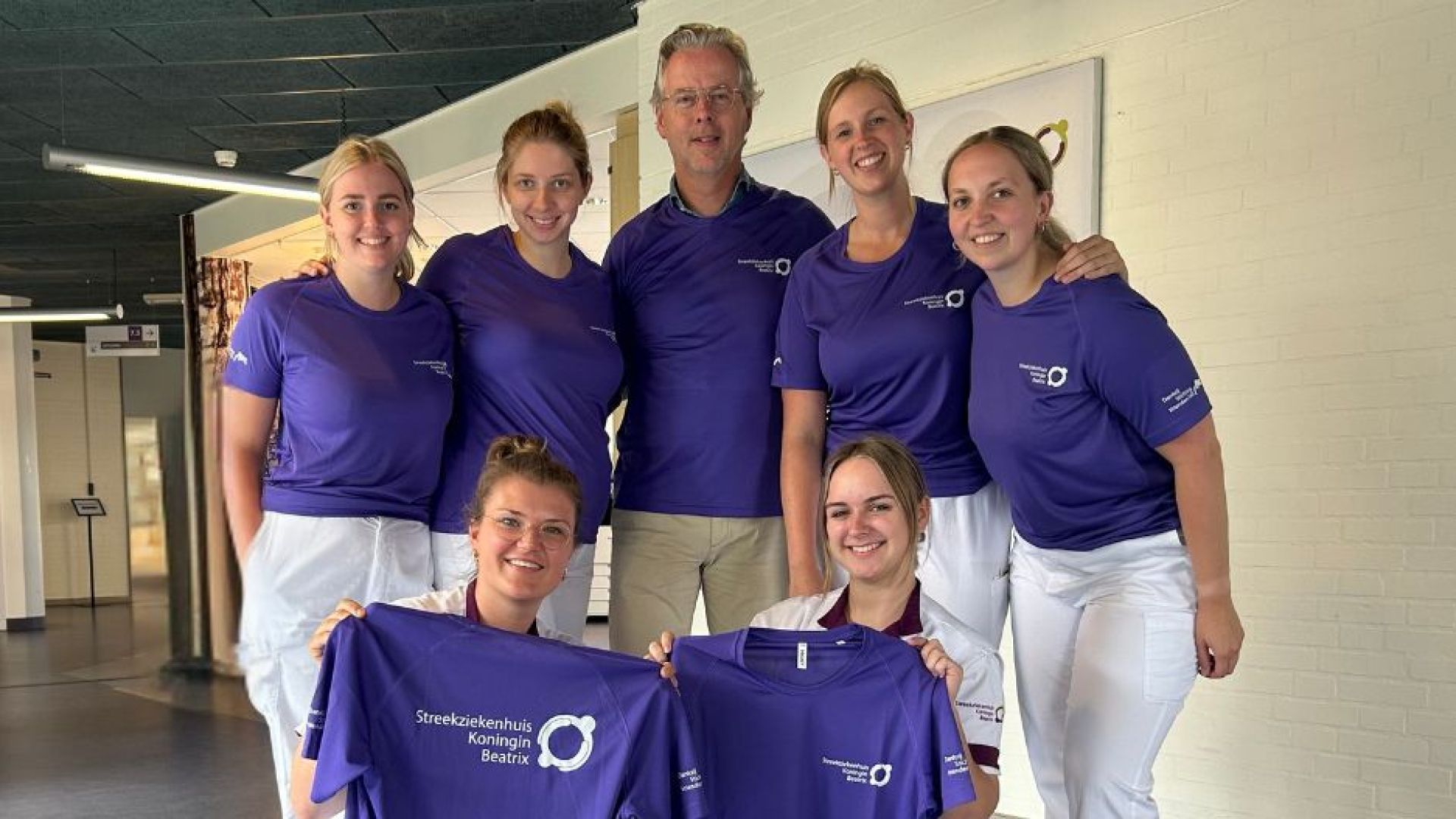 SKB-medewerkers ontvangen sportshirts van Stichting Vrienden.