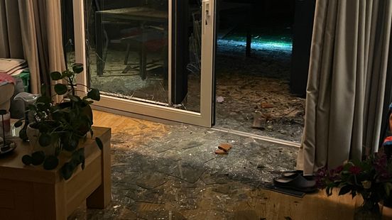 Explosie slaat complete pui weg: 'Gelukkig zat ik niet op de bank' Nieuws